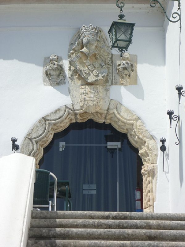 Pátio da Pousada - porta manuelina