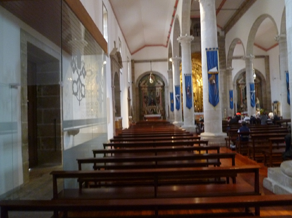Igreja de S. Pedro - capela lateral Igreja de S. Pedro - capela lateral