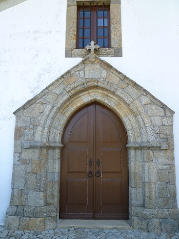 Igreja de São Tiago, portão frontal