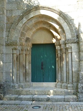 Igreja de São Pedro de Ferreira - porta lateral
