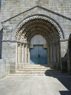 Igreja de São Pedro de Ferreira - porta frontal