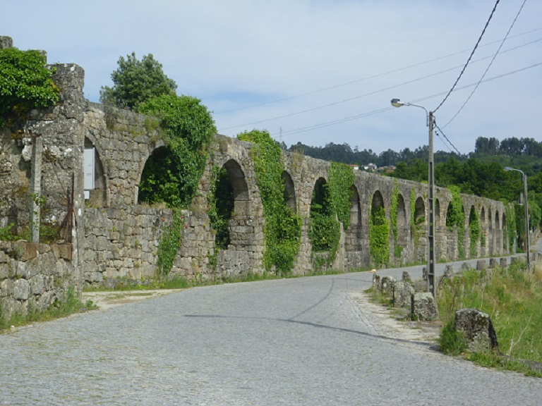 Mosteiro do Bustelo - aqueduto Mosteiro do Bustelo - aqueduto
