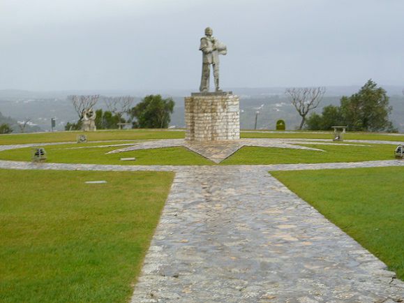 Estátua de D. Nuno Álvares Pereira Estátua de D. Nuno Álvares Pereira