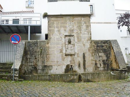 Fonte Gótica Medieval Fonte Gótica Medieval
