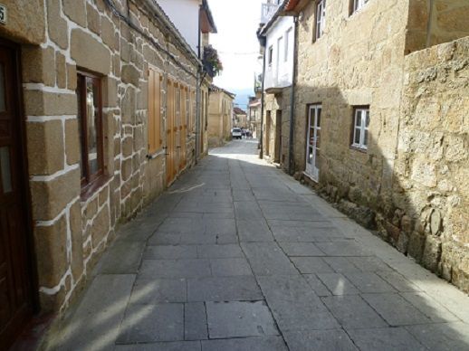 Rua no interior do Castelo