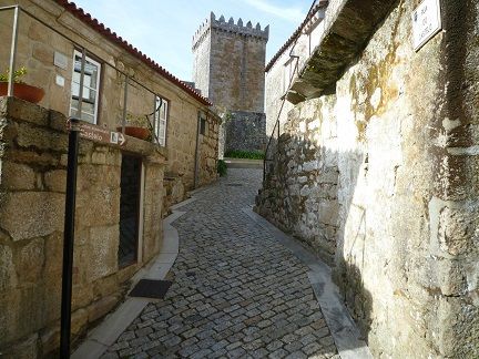 Rua que vai dar à Torre de Menagem Rua que vai dar à Torre de Menagem