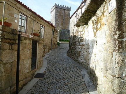 Rua que vai dar à Torre de Menagem