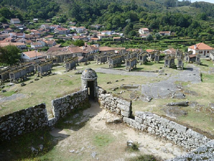 Vista da aldeia de Lindoso com os seus Espigueiros