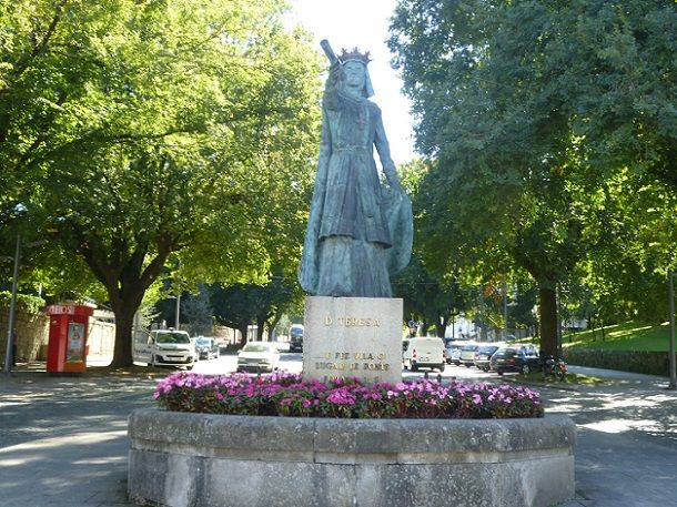 Estátua Dª Teresa de Aragão