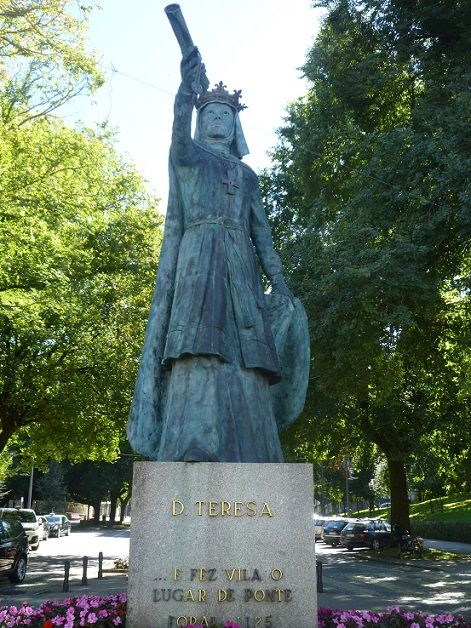 Estátua Dª Teresa de Aragão