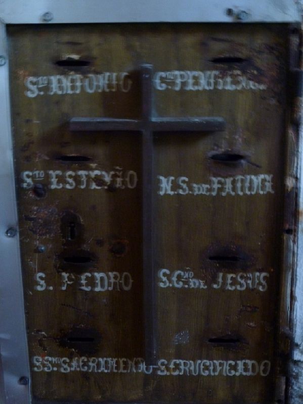Interior da Igreja da Colegiada caixas de esmolas para os diversos Santos