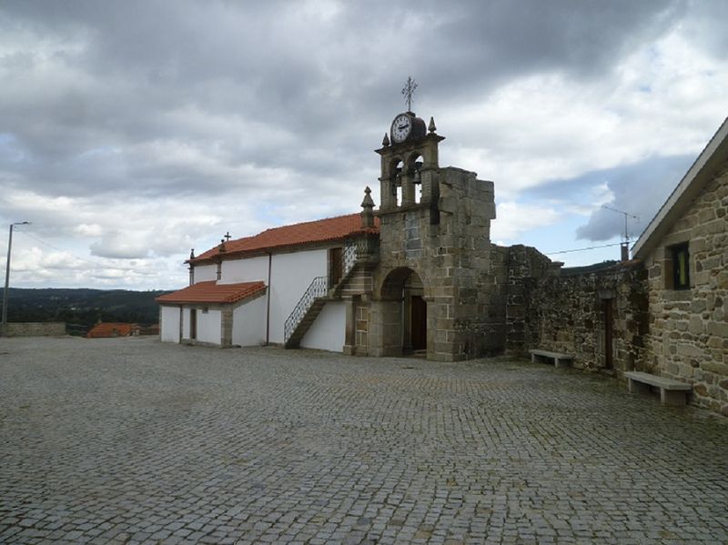 Igreja Matriz de Sapiãos - Igreja e recinto