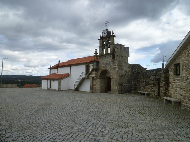 Igreja Matriz de Sapiãos - Igreja e recinto