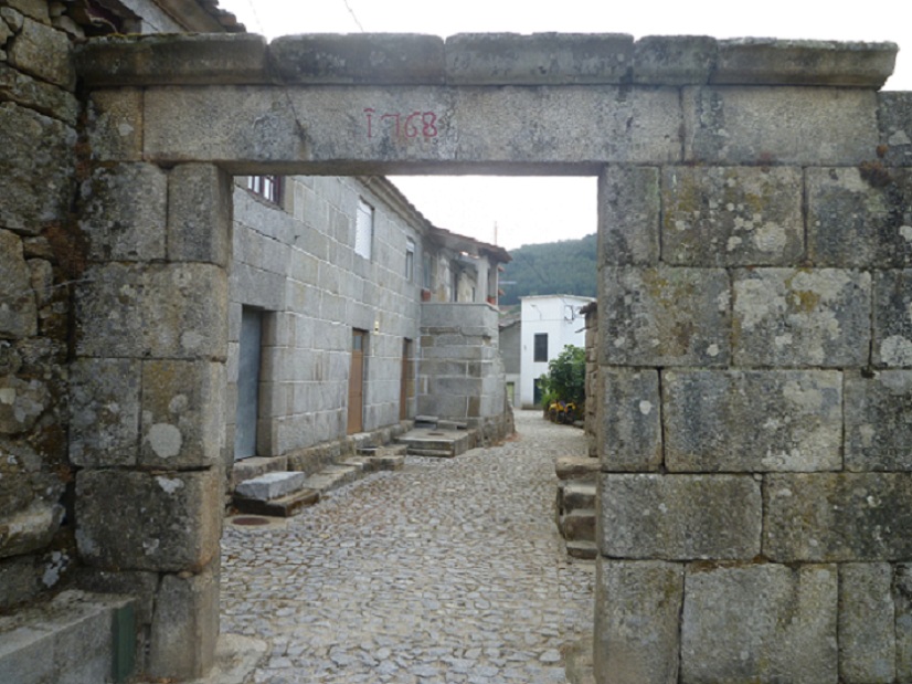Antiga entrada Romana no Burgo