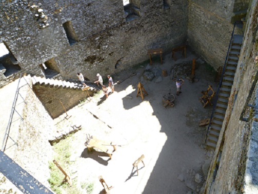 Castelo de Penedono - interior com os artefactos Medievais
