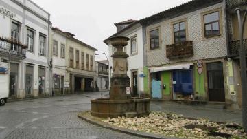 Chafariz no Largo Primeiro de Dezembro - Visitar Portugal