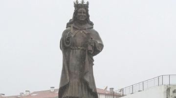 Estátua da Rainha D. Teresa - Visitar Portugal