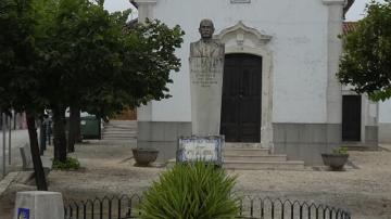 Busto de Henrique Marques de Moura - Visitar Portugal