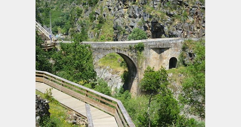 Ponte Sobre o Rio Paiva