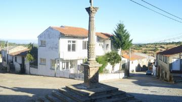 Cruzeiro de Caçarelhos - Visitar Portugal