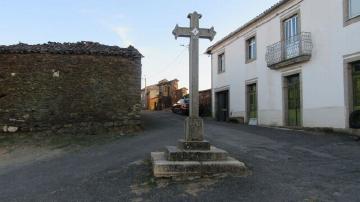 Cruzeiros de Pinelo - Visitar Portugal