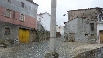 Pelourinho de Vinhais - Visitar Portugal