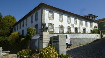 Casa e Busto do Dr. Alberto Valle - Visitar Portugal