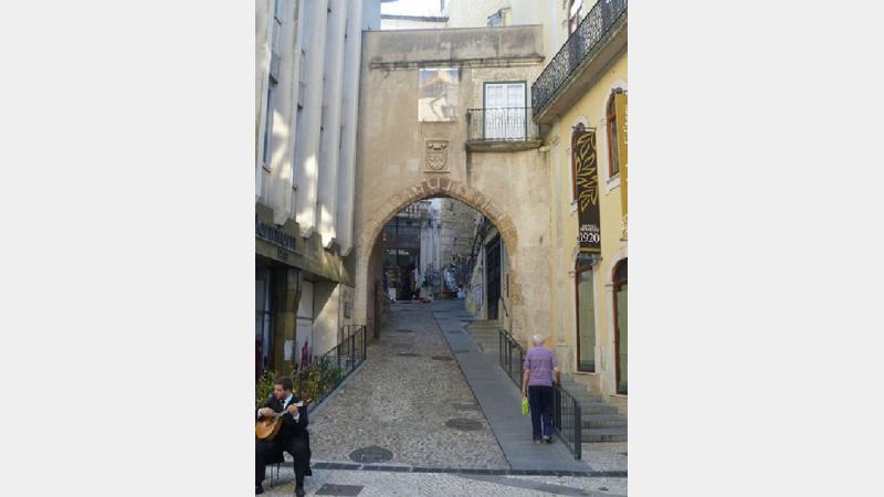 Arco e Torre de Almedina