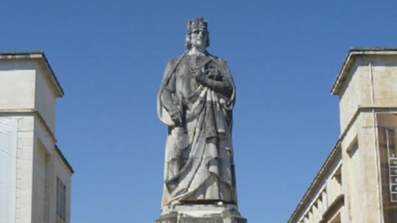 Estátua de D. Dinis