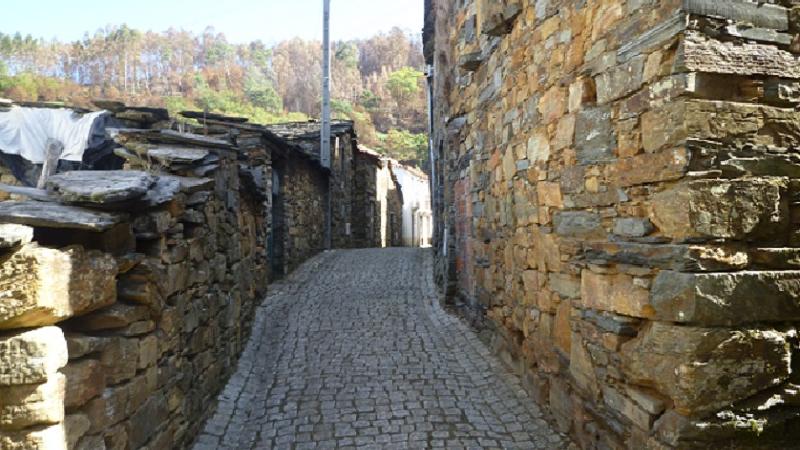 Rua e casas da aldeia