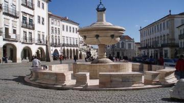Chafariz da Praça do Giraldo - Visitar Portugal
