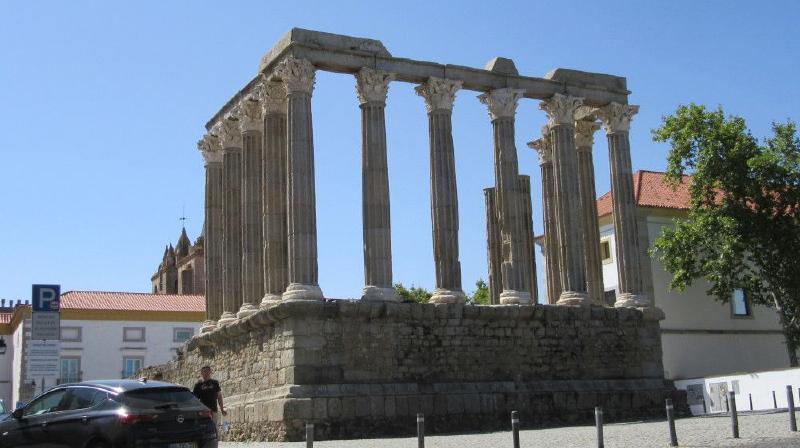 Praça do Giraldo e Templo de Diana