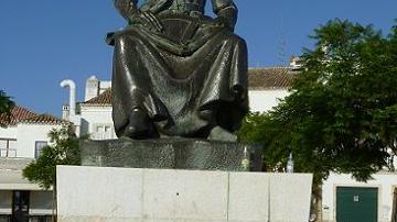 Estátua do Infante D. Henrique - Visitar Portugal