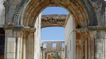 Portal da Antiga Igreja da Graça - Visitar Portugal