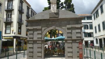 Portão dos Varadouros - Visitar Portugal