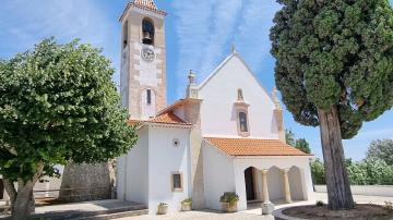 Igreja Matriz e Capela-Dólmen - Visitar Portugal