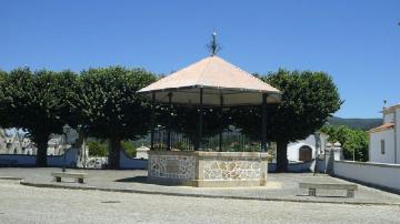 Coreto no Largo da Igreja - Visitar Portugal