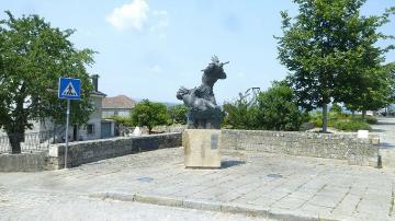 Estátua de Inês Negra - Visitar Portugal